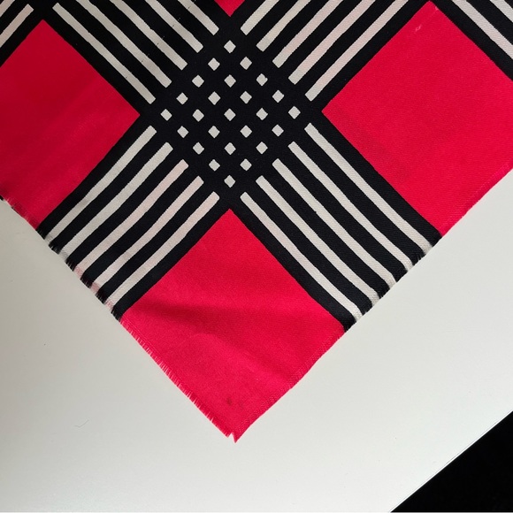 Yves Saint Laurent Fabulous cherry red large scarf, get in the red season! YSL - Picture 5 of 9